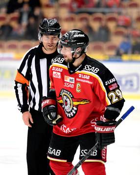 Domare Sören Persson pratar med Luleås Chris Abbott