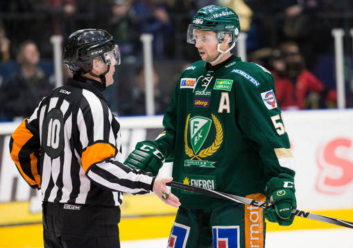 Domare Thomas Andersson samtalar med Färjestads Rickard