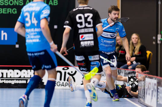 Warbergs Mattias Hasselström tacklar omkull Dalens Kim