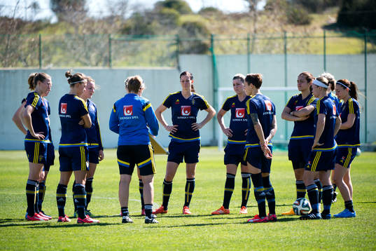 Lotta Schelin, Olivia Schough och Marija Banusic lyssnar