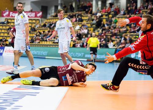 Lugis Jonatan Leijonberg och Redbergslids målvakt Tony