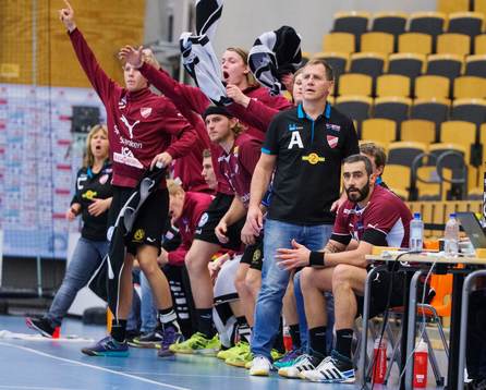 Lugis tränare Basti Rasmussen jublar på bänken med laget