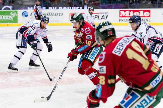 Frölundas Mattias Janmark går förbi Jonas Junland