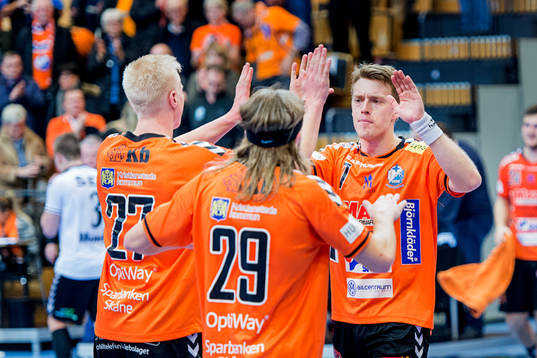 Kristianstads Kristian Björnsen kramas om av Johan Nilsson
