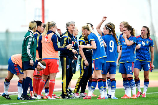 Sveriges förbundskapten Pia Sundhage coachar
