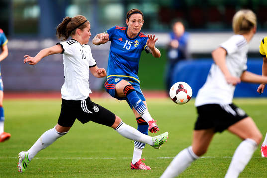 Sveriges Therese Sjögran och Tysklands Melanie Leupolz