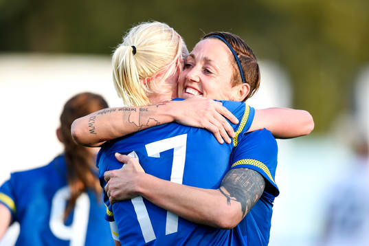 Sveriges Therese Sjögran och Caroline Seger jublar