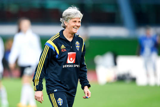 Sveriges förbundskapten Pia Sundhage glad