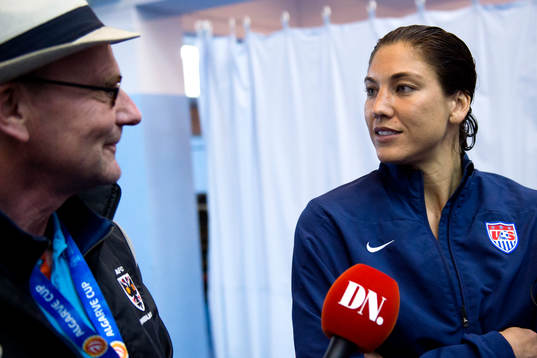 s målvakt Hope Solo blir intervjuad