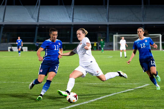 s Ali Krieger och Norges Hedda S. Gardsjordunder en