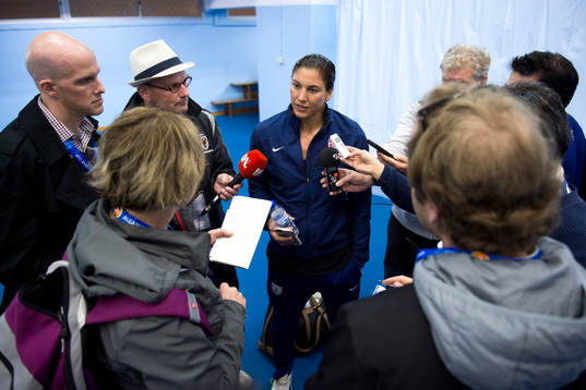 s målvakt Hope Solo blir intervjuad
