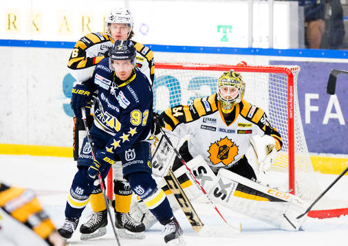 s Teemu Laine framför Skellefteås målvakt Erik Hanses