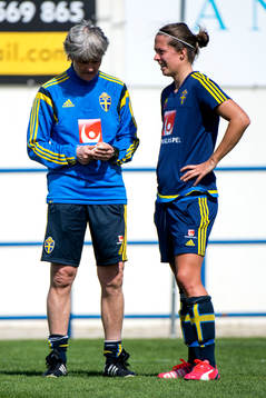 Sveriges förbundskapten Pia Sundhage pratar med Lina