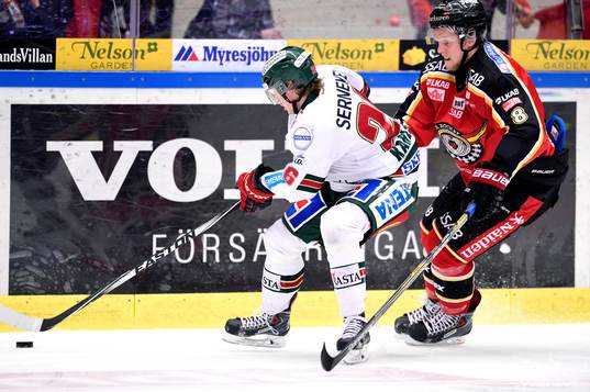 Frölundas Erik Karlsson jagas av Luleås Per