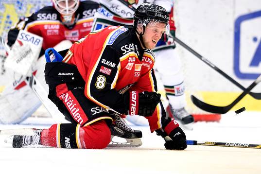 Luleås Per Savilahti-Nagander har blicken på pucken