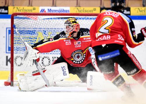 Luleås målvakt Joel Lassinantti räddar ett skott