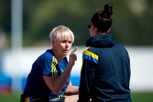 Mia Törnblom pratar med Sveriges Lotta Schelin  innan