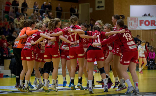 Höörs tjejer dansar segerdans vid slutsignalen i matchen