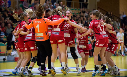 Höörs tjejer dansar segerdans vid slutsignalen i matchen