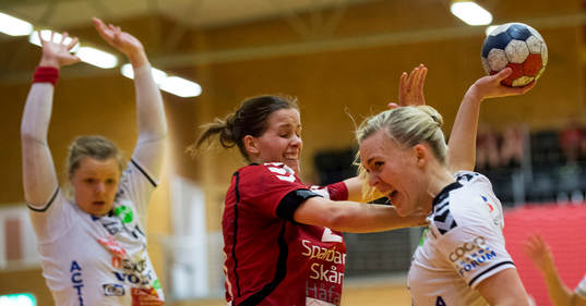 Skövdes Malin Larsson i matchen i damernas elitserie i