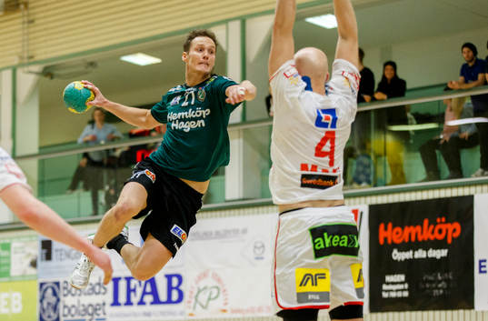 Önnereds Andreas Berg hoppar och skjuter ett skott