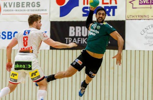 Önnereds Daniel Komayesh hoppar och skjuter ett skott på