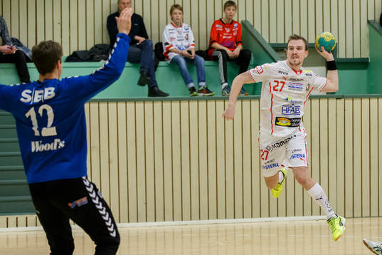 Drotts Pontus Zetterman hoppar och skjuter ett skott på