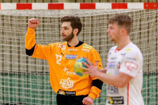 Drotts målvakt Robert Bladh jublar