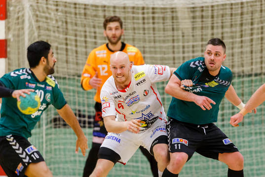 Drotts Jonathan Berg och Önnereds Almir Suljevic i närkamp