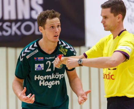 Önnereds Andreas Berg i diskussion med domaren