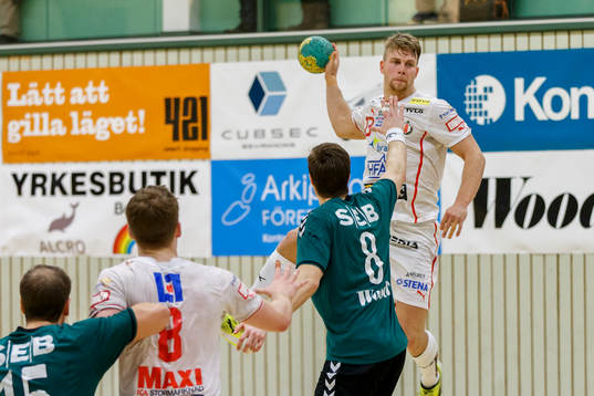 Drotts Anton Blickhammar hoppar och skjuter ett skott