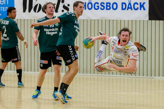 Drotts Viktor Halen stoppas av Önnereds Henrik Karlsson