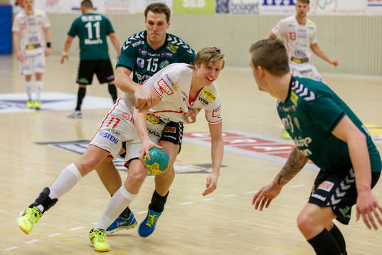 Drotts Jesper Adolfsson stoppas av Önnereds Henrik Karlsson