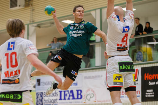 Önnereds Andreas Berg hoppar och skjuter ett skott
