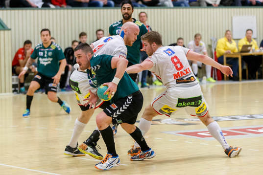 Önnereds Almir Suljevic tar sig förbi Drotts Jonathan