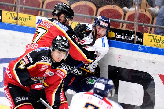 Luleås Jan Sandström håller fast Djurgårdens Henrik