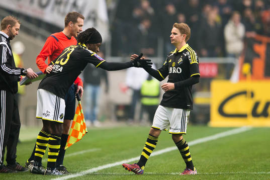 s Mohamed Bangura byter med AIK:s Johan Blomberg