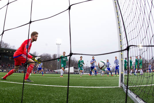 Ljungskiles målvakt Jonathan Johansson ser 1-0 gå in på