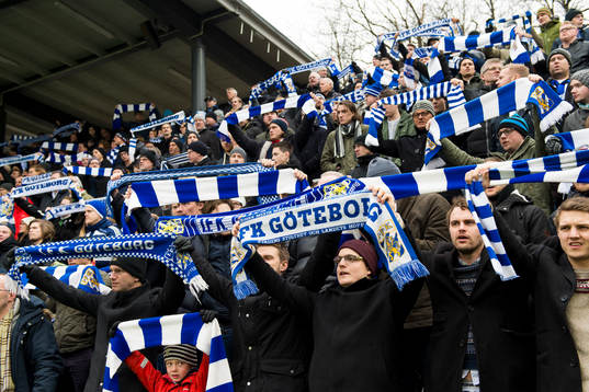 Blåvita supportar med halsdukar