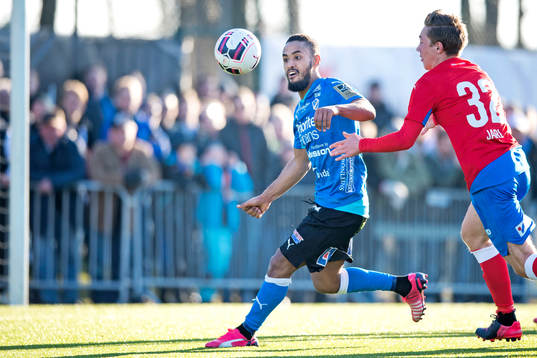 Helsingborgs Gustav Jarl jagar Halmstads Junes Barny