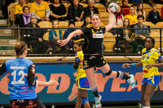 Sävehofs Joanna Lindvall Haggren hoppar och skjuter ett