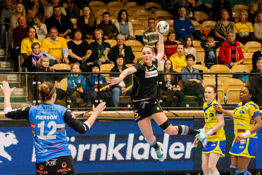 Sävehofs Joanna Lindvall Haggren hoppar och skjuter ett