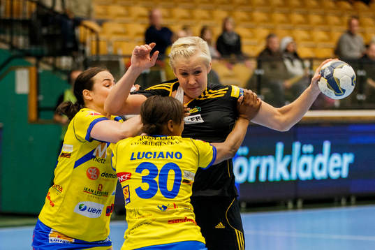 Sävehofs Elin Karlsson stoppas av Metz Yvette Broch och