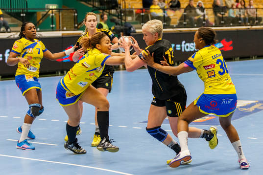 Sävehofs Elin Karlsson tar sig förbi Metz Nina Kamto
