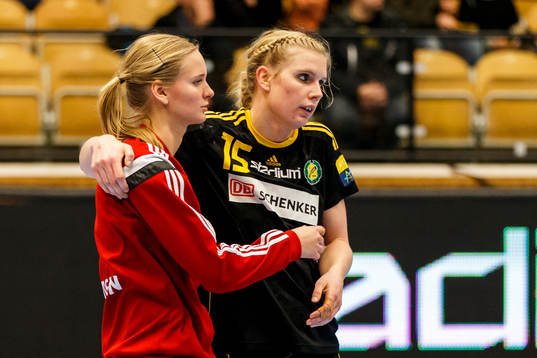 Sävehofs målvakt Johanna Bundsen och Sävehofs Jenny Alm
