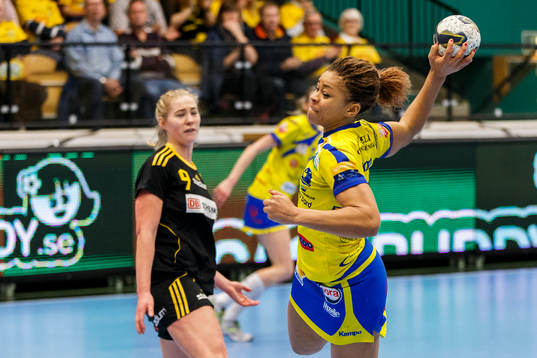 Metz Nina Kamto Njitam hoppar och skjuter ett skott på mål