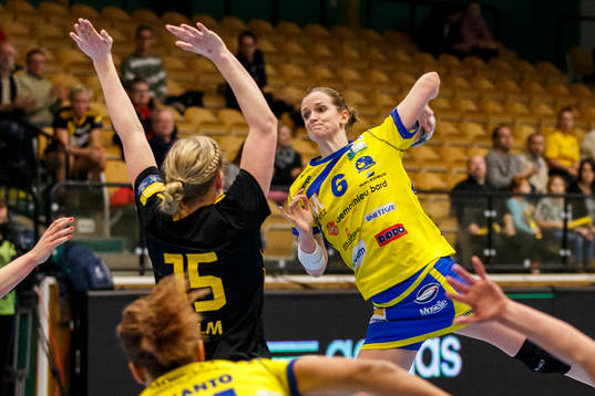 Metz Ana Gros hoppar och skjuter ett skott på mål