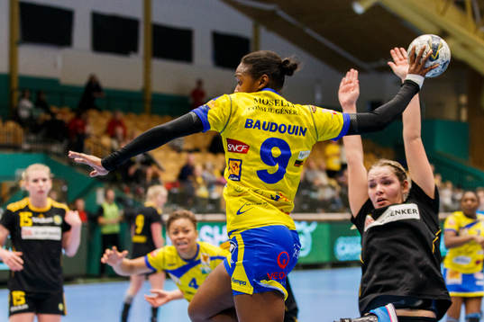 Metz Paule Baudouin hoppar och skjuter ett skott på mål
