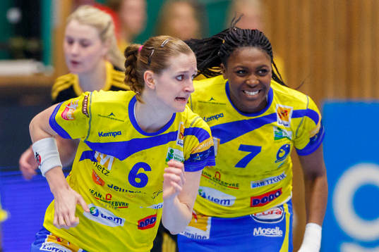 Metz Ana Gros och Grace Zaadi Deuna jublar