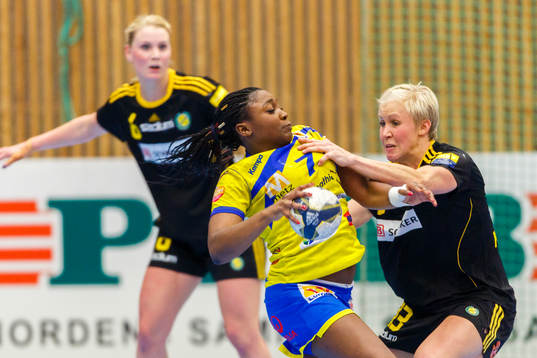 Metz Grace Zaadi Deuna och Sävehofs Elin Karlsson i kamp